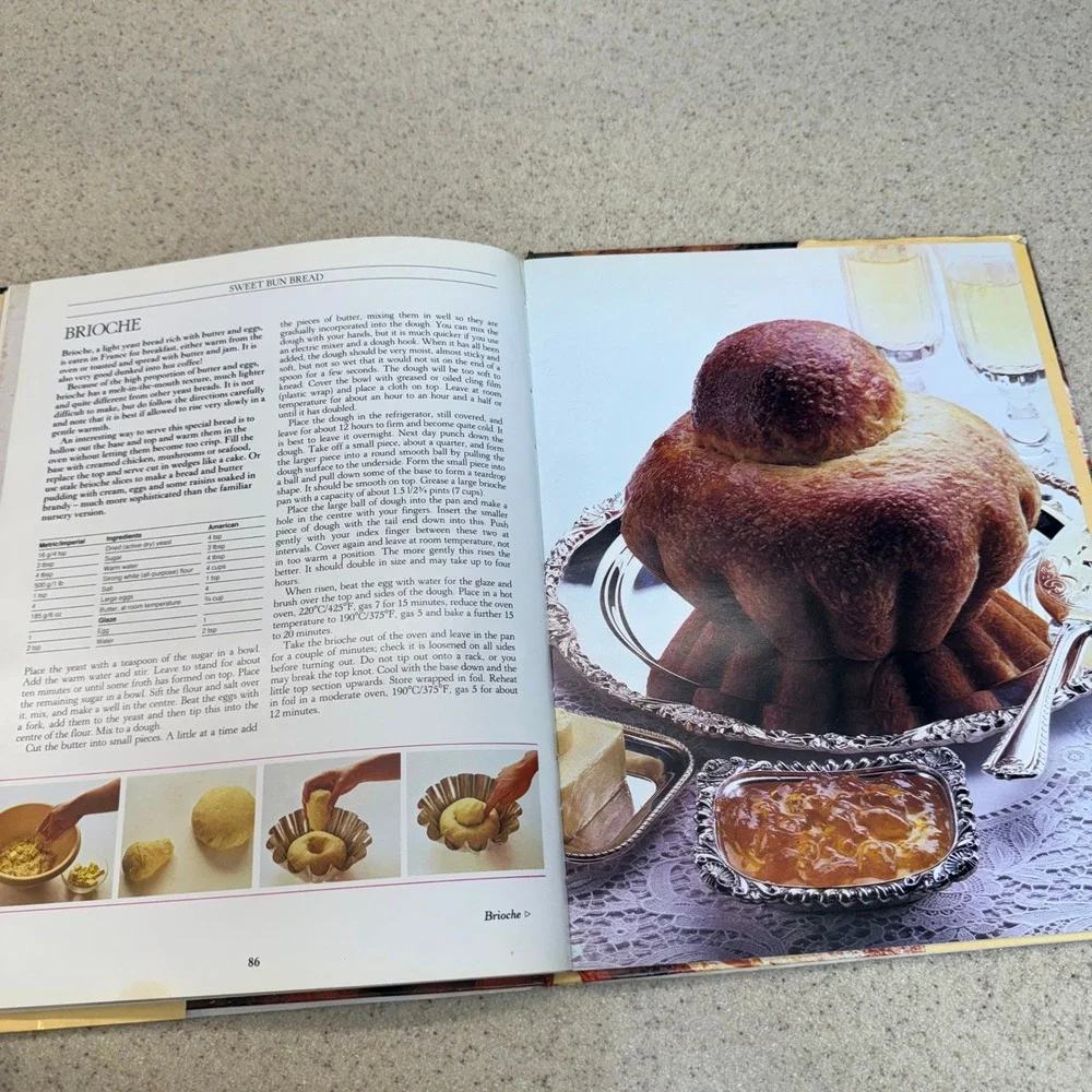 The Bread Book Beverley Sutherland‎ Smith 1986 Hardcover Cookbook Crescent Books